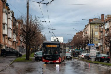 CHERNIVTSI, UKRAINE - 27 Aralık 2022. Trolleybus PTS T12309 (Akia) # 501 Chernivtsi sokaklarında yolcularla birlikte.