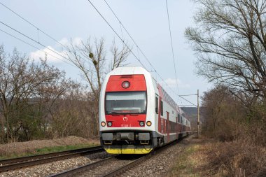 BRATISLAVA, SLOVAKIA 29 Mart 2022. Skoda Vagonka 1ev treni # 971 006-2 Bratislava sokaklarında yolcularla birlikte..