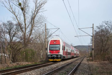BRATISLAVA, SLOVAKIA 29 Mart 2022. Train Skoda Vagonka 1ev # 971 019-5 Bratislava sokaklarında yolcularla birlikte.