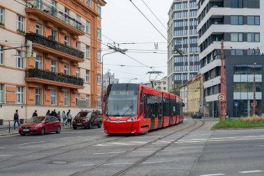 BRATISLAVA, SLOVAKIA - 30 Mart 2022. Tramvay Skoda 30T2 # 7528 Bratislava sokaklarında yolcularla birlikte.