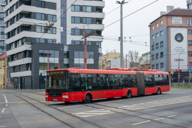 BRATISLAVA, SLOVAKIA - 30 Mart 2022. Otobüs SOR NB 18 numaralı şehir # 2247 Bratislava sokaklarında yolcularla yolculuk ediyor..