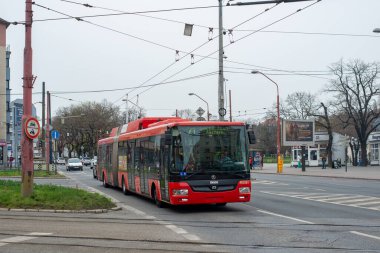 BRATISLAVA, SLOVAKIA - 30 Mart 2022. Trolleybus Skoda 31TR SOR # 6811 Bratislava sokaklarında yolcularla birlikte.