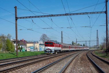 BRATISLAVA, SLOVAKIA - 13 Nisan 2022. Lokomotif ZSSK Sınıf 757 (CKD Praha) # 757 017-9 Bratislava sokaklarında yolcularla at sürüyor.