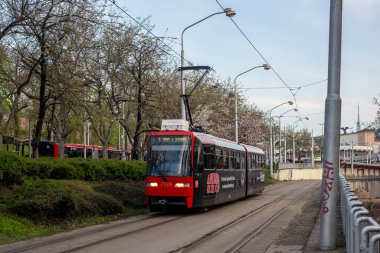 BRATISLAVA, SLOVAKIA - 14 Nisan 2022. Tramvay Tatra K2S # 7126 Bratislava sokaklarında yolcularla yolculuk ediyor..