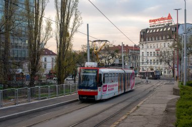 BRATISLAVA, SLOVAKIA - 14 Nisan 2022. Tramvay Tatra K2S # 7119 Bratislava sokaklarında yolcularla birlikte..