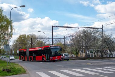 BRATISLAVA, SLOVAKIA - 18 Nisan 2022. Solaris Urbino 18 # 3223 numaralı otobüs Bratislava sokaklarında yolcularla yolculuk ediyor..