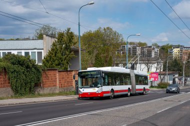 BRATISLAVA, SLOVAKIA - 18 Nisan 2022. Trolleybus Skoda 25Tr Irisbus # 6705 Bratislava sokaklarında yolcularla birlikte.