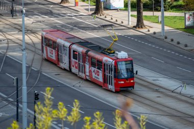 BRATISLAVA, SLOVAKIA - 18 Nisan 2022. Tramvay Tatra K2S # 7135 Bratislava sokaklarında yolcularla birlikte.