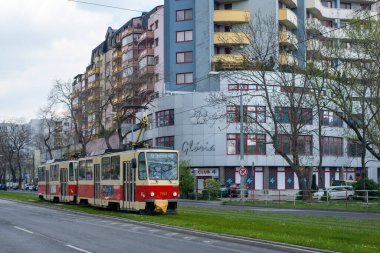 BRATISLAVA, SLOVAKIA - 20 Nisan 2022. Trams Tatra T6A5 # 7913 ve 7914 Bratislava sokaklarında yolcularla birlikte.