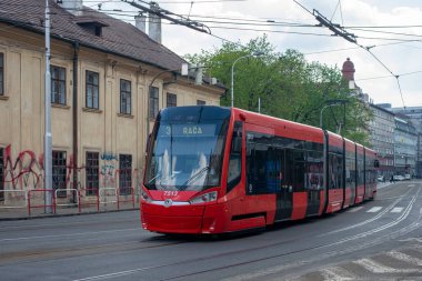 BRATISLAVA, SLOVAKIA - 20 Nisan 2022. Tramvay Skoda 30T1 # 7513 Bratislava sokaklarında yolcularla birlikte.