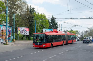 BRATISLAVA, SLOVAKIA - 20 Nisan 2022. Trolleybus Skoda 31TR SOR # 6869 Bratislava sokaklarında yolcularla birlikte.