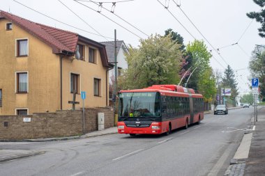 BRATISLAVA, SLOVAKIA - 23 Nisan 2022. Trolleybus Skoda 31TR SOR # 6866 Bratislava sokaklarında yolcularla birlikte.