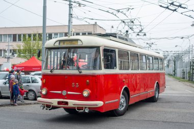 BRATISLAVA, SLOVAKIA - 23 Nisan 2022. Trolleybus Skoda 9Tr # 53 Bratislava sokaklarında yolcularla birlikte.