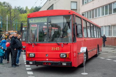 BRATISLAVA, SLOVAKIA - 23 Nisan 2022. Trolleybus Skoda 14Tr # 8145 Bratislava 'daki troleybüs deposunda.