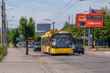 CHERNIVTSI, UKRAINE - 19 Mayıs 2020. Trolleybus Dnipro T203 (MAZ) # 385 Chernivtsi sokaklarında yolcularla birlikte.