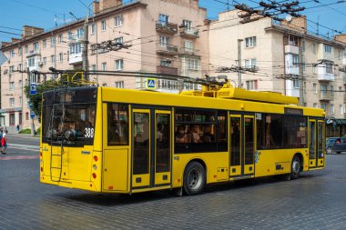 CHERNIVTSI, UKRAINE - 17 Ağustos 2020. Trolleybus Dnipro T203 (MAZ) # 388 Chernivtsi sokaklarında yolcularla birlikte.