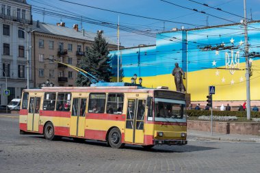 CHERNIVTSI, UKRAINE - 13 Mart 2023. Trolleybus Skoda 14Tr # 379 (eski. Kosice # 2002) Chernivtsi sokaklarında yolcularla at sürüyor.