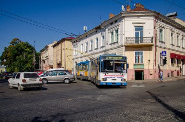 CHERNIVTSI, UKRAINE - 31 Temmuz 2017. Trolleybus Skoda 15Tr # 360 (eski. Ostrava # 3512) Chernivtsi sokaklarında yolcularla at sürüyor..