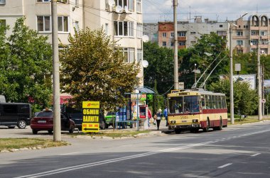 CHERNIVTSI, UKRAINE - 24 Ağustos 2017. Trolleybus Skoda 14Tr # 286 Chernivtsi sokaklarında yolcularla birlikte.