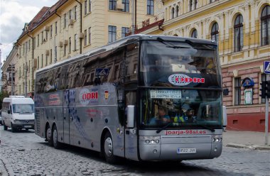 CHERNIVTSI, UKRAINE - 24 Ağustos 2017. Van Hool otobüsü Chernivtsi sokaklarında yolcularla geziyor..