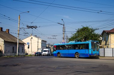 CHERNIVTSI, UKRAINE - 17 Ağustos 2017. Trolleybus Den Oudsten B88 # 354 (eski. Arnhem # 5172) Chernivtsi sokaklarında yolcularla at sürüyor..