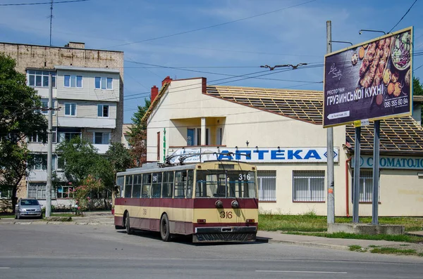 Чернивци Украина Августа 2017 Года Троллейбус Skoda 14Tr 316 Езда — стоковое фото