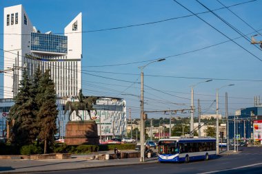 CHISINAU, MOLDOVA - 12 Eylül 2021. Trolleybus RTEC 62321 (BKM) # 2436 Chisinau sokaklarında yolcularla birlikte.