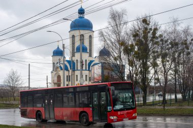 CHERNIVTSI, UKRAINE - 16 Mart 2023. Mercedes-Benz O530 otobüsü Chernivtsi sokaklarında yolcularla yolculuk ediyor..