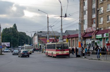 CHERNIVTSI, UKRAINE - 21 Eylül 2017. Trolleybus Skoda 14Tr # 323 (eski. Kyiv # 414) Chernivtsi sokaklarında yolcularla at sürüyor..