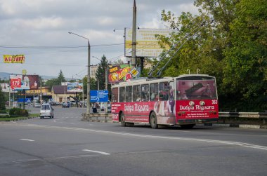 CHERNIVTSI, UKRAINE - 21 Eylül 2017. Trolleybus Skoda 14Tr # 363 (eski. Ostrava # 3256) Chernivtsi sokaklarında yolcularla at sürüyor..