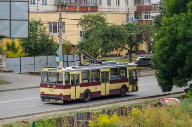 CHERNIVTSI, UKRAINE - Eylül 04, 2017. Trolleybus Skoda 14Tr # 286 Chernivtsi sokaklarında yolcularla birlikte.