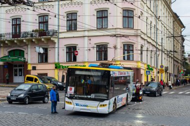 CHERNIVTSI, UKRAINE - 13 Ekim 2020. Trolleybus LAZ E183 # 348 Chernivtsi sokaklarında yolcularla birlikte.