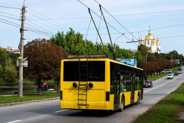 CHERNIVTSI, UKRAINE - Ekim 03, 2020. Trolleybus LAZ E183 # 347 Chernivtsi sokaklarında yolcularla birlikte.