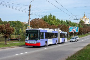 CHERNIVTSI, UKRAINE - Ekim 03, 2020. Trolleybus Hess SwissTrolley 2 # 395 (eski. Biel # 86) Chernivtsi sokaklarında yolcularla at sürüyor..