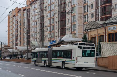 CHERNIVTSI, UKRAINE - 17 Nisan 2023. Volvo 7700A otobüsü Chernivtsi sokaklarında yolcularla yolculuk ediyor..