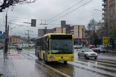 CHERNIVTSI, UKRAINE - 17 Nisan 2023. Mercedes-Benz O530 otobüsü Chernivtsi sokaklarında yolcularla yolculuk ediyor..