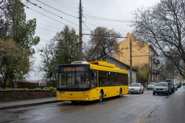 CHERNIVTSI, UKRAINE - 17 Nisan 2023. Trolleybus Dnipro T203 (MAZ) # 383 Chernivtsi sokaklarında yolcularla birlikte.