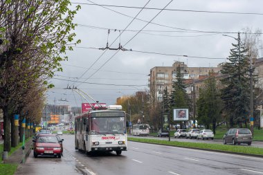 CHERNIVTSI, UKRAINE - 17 Nisan 2023. Trolleybus Skoda 14Tr # 367 (eski. Plzen # 435) Chernivtsi sokaklarında yolcularla birlikte at sürüyor..