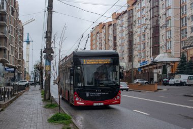 CHERNIVTSI, UKRAINE - 17 Nisan 2023. Trolleybus PTS T12309 (Akia) # 501 Chernivtsi sokaklarında yolcularla birlikte.