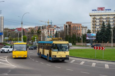 CHERNIVTSI, UKRAINE - 24 Nisan 2023. Trolleybus LAZ-52522 # 2011 ve Bogdan A092 (Isuzu) otobüsü Chernivtsi sokaklarında yolcularla birlikte seyahat ediyor.