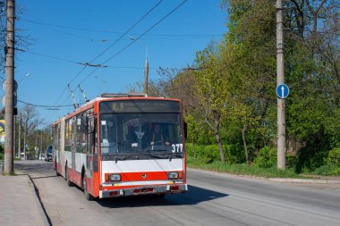 CHERNIVTSI, UKRAINE - 30 Nisan 2023. Trolleybus Skoda 15Tr # 377 (eski. Kosice # 1018) Chernivtsi sokaklarında yolcularla at sürüyor..