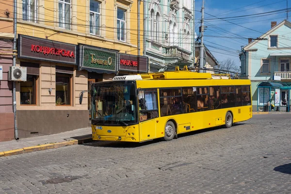 CHERNIVTSI, UKRAINE - 30 Nisan 2023. Trolleybus Dnipro T203 (MAZ) # 384 Chernivtsi sokaklarında yolcularla birlikte.