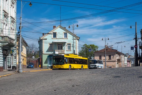 CHERNIVTSI, UKRAINE - 30 Nisan 2023. Trolleybus Dnipro T203 (MAZ) # 384 ve PAZ-4234 numaralı otobüsler Chernivtsi sokaklarında yolcularla yolculuk ediyor..