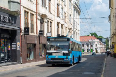 CHERNIVTSI, UKRAINE - 25 Mayıs 2023. Trolleybus Den Oudsten B88 (Volvo) #354 (ex. Arnhem # 5172) Chernivtsi sokaklarında yolcularla at sürüyor..