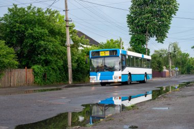 CHERNIVTSI, UKRAINE - 25 Mayıs 2023. A12 numaralı otobüs Chernivtsi sokaklarında yolcularla birlikte..