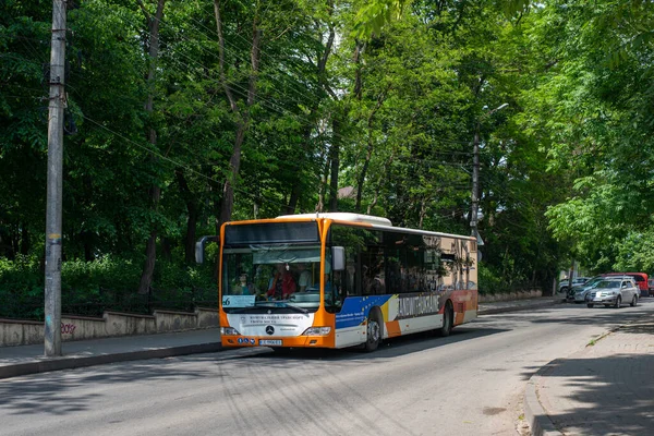 Chernivtsi Ukraine May 2023 Mercedes Benz O530型客车 乘客乘坐在Chernivtsi大街上 — 图库照片