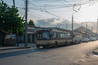 CHERNIVTSI, UKRAINE - 30 Mayıs 2023. Trolleybuses Skoda 14Tr # 302 ve 295 Chernivtsi sokaklarında yolcularla birlikte.