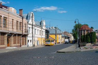 CHERNIVTSI, UKRAINE - 30 Mayıs 2023. BaZ-A079 otobüsü (Etalon) Chernivtsi sokaklarında yolcularla yolculuk ediyor..