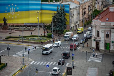 CHERNIVTSI, UKRAINE - Haziran 07, 2023. PAZ-4234 numaralı otobüs Chernivtsi sokaklarında yolcularla yolculuk ediyor..