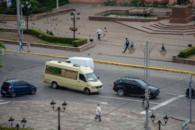 CHERNIVTSI, UKRAINE - Haziran 07, 2023. Backaryd otobüsü (Mercedes-Benz) Chernivtsi sokaklarında yolcularla yolculuk ediyor..